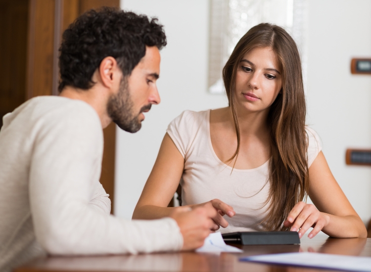 couple qui calcule les aides pour installer pompe à chaleur